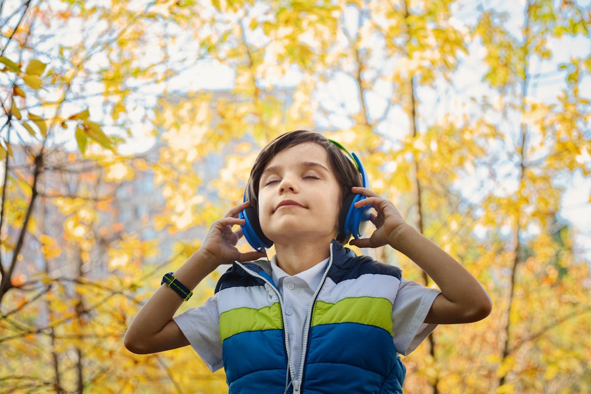 pexels-photo-1490844 Enfant écoutant une technique audio